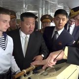 Selon des images diffusées par Moscou, Kim Jong Un a écouté attentivement des hauts représentants de l'armée russe.